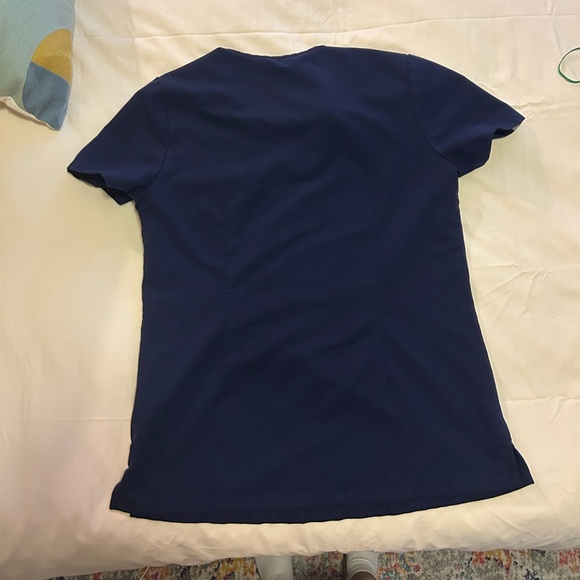 FIGS Catarina one pocket scrub top - Picture 3 of 3